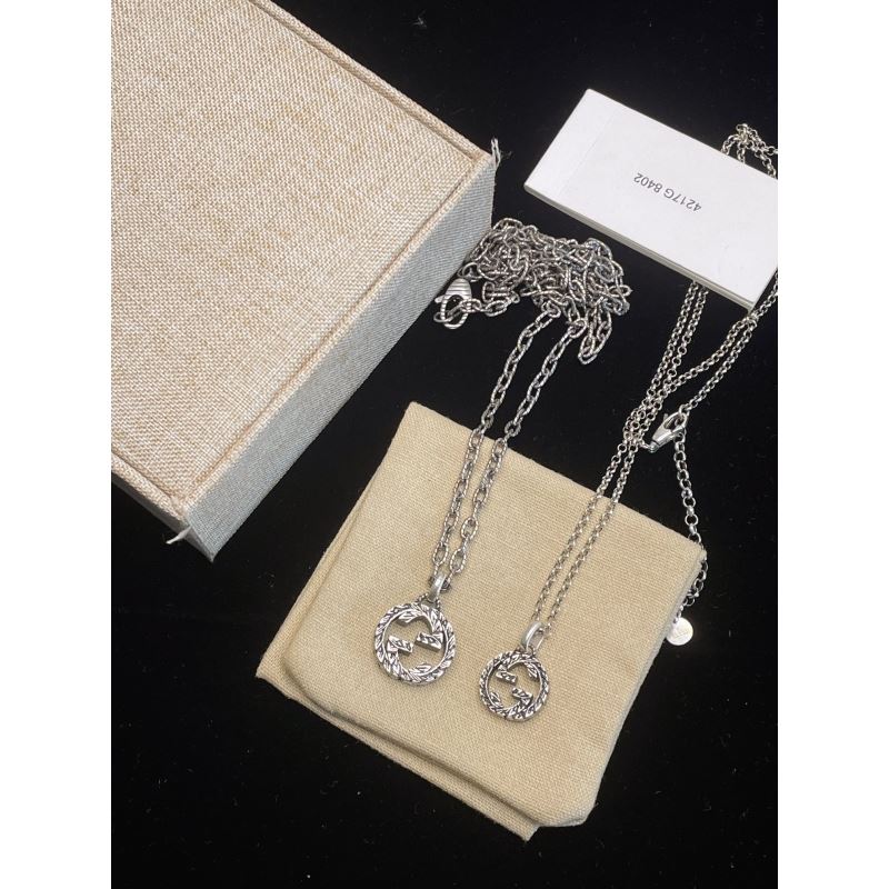 G*u*i necklaces